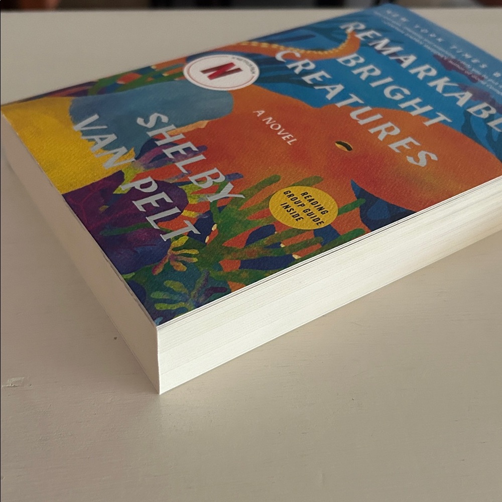 Remarkably Bright Creatures - Paperback - Picture 2 of 3